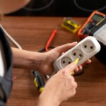 Când să apelați la un electrician: 8 situații pe care