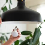 Cum poate iluminatul să „ridice” un tavan jos: Trucuri practice