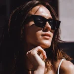 cine-este-expus-riscului-de-a-purta-ochelari-de-soare.webp.webp